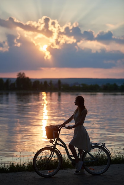 青い自転車でかわいい女の子