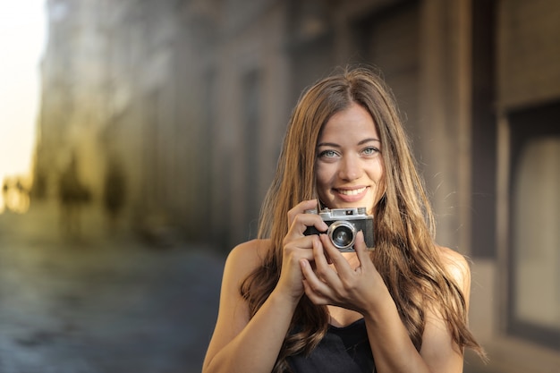 Foto bella ragazza con una macchina fotografica