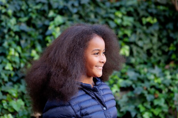庭の長いアフロの髪の美しい女の子