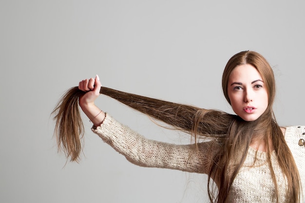 Foto bella ragazza con i capelli lunghi