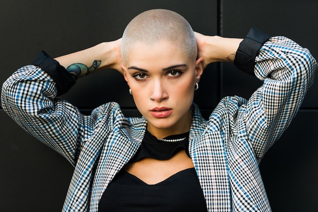 Pretty girl with stylish clothes posing - Beautiful woman with shaved head portrait