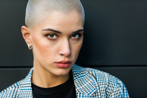 Pretty girl with stylish clothes posing - Beautiful woman with shaved head portrait