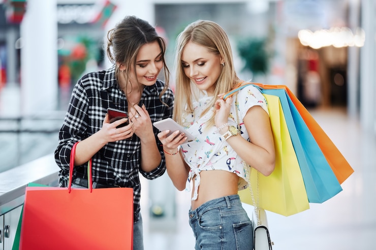 Photo pretty girls posing while shopping