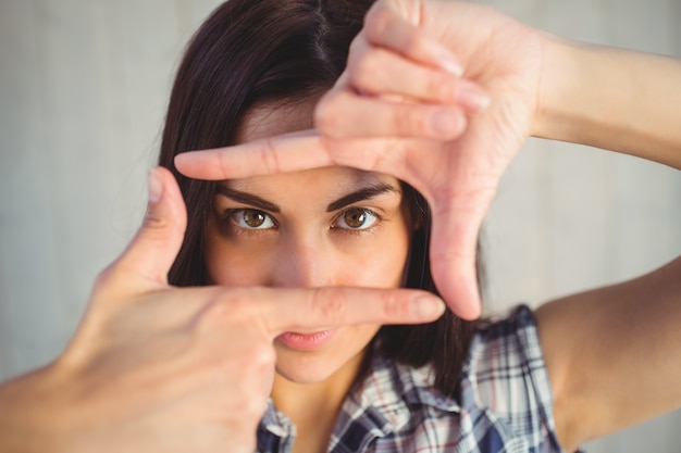 Foto inquadratura di hipster grazioso con le mani