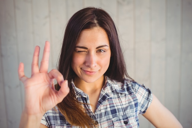 Foto hipster carino facendo segno ok con la mano