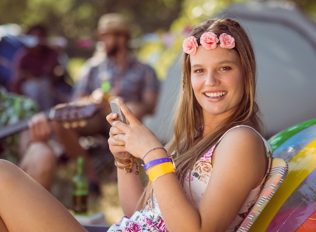 Photo pretty hipster sending text message