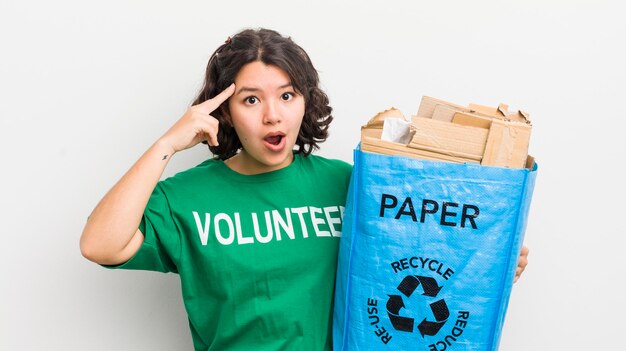 Photo pretty hispanic girl looking surprised realizing a new thought idea or concept ecology concept