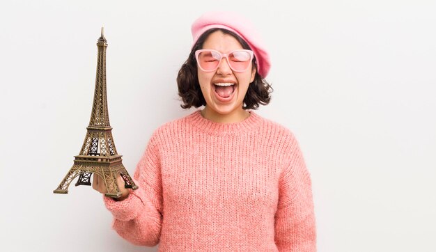 Foto bella ragazza ispanica che grida in modo aggressivo concetto di parigi molto arrabbiato