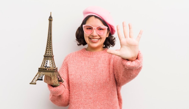 사진 예쁜 히스패닉계 소녀가 웃고 친근한 모습으로 5번 파리 컨셉을 보여줍니다.