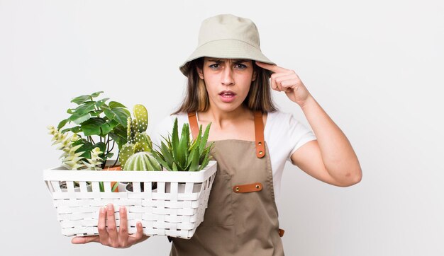 かなりヒスパニック系の女性は、あなたが非常識な植物とガーダリングの概念であることを示して混乱し、困惑していると感じています