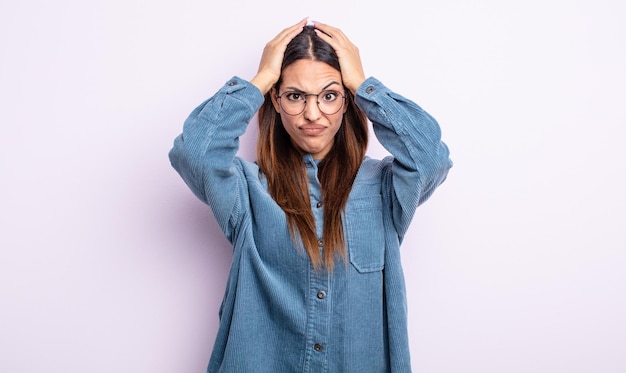 Foto bella donna ispanica che si sente frustrata e infastidita, malata e stanca del fallimento, stufo di compiti noiosi e noiosi