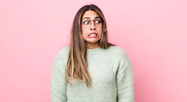 写真 心配そうに見えるかなりヒスパニック系の女性は、不安と恐怖のパニックと歯を食いしばってストレスを感じました