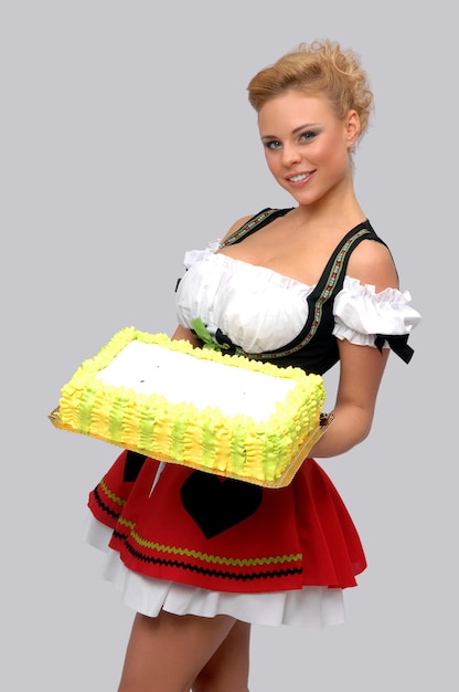 Красивая домохозяйка с большим тортом на блюде