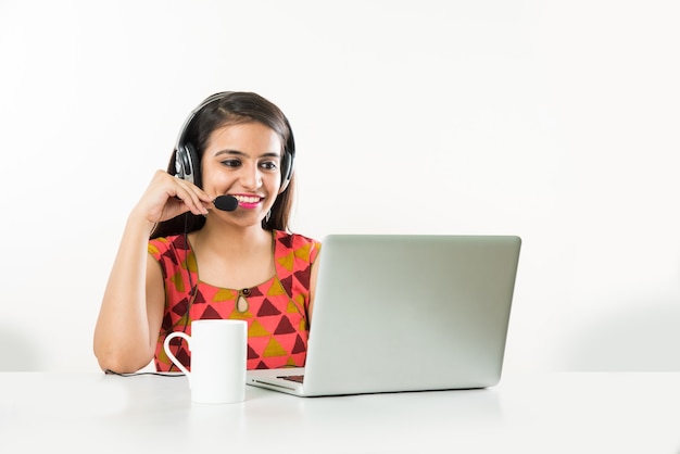 Pretty Indian Asian Girl of BPO of Call Center medewerker spreken op hoofdtelefoon met laptop op tafel on