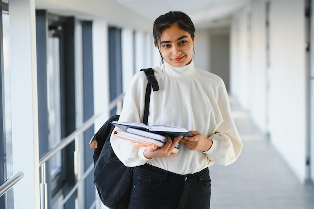 大学のかなりインドの女子大生