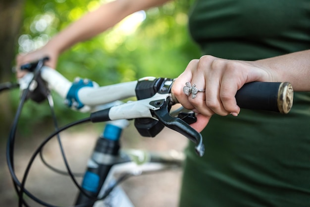 Pretty jonge slanke vrouw op een fiets rust na activiteit in het bos