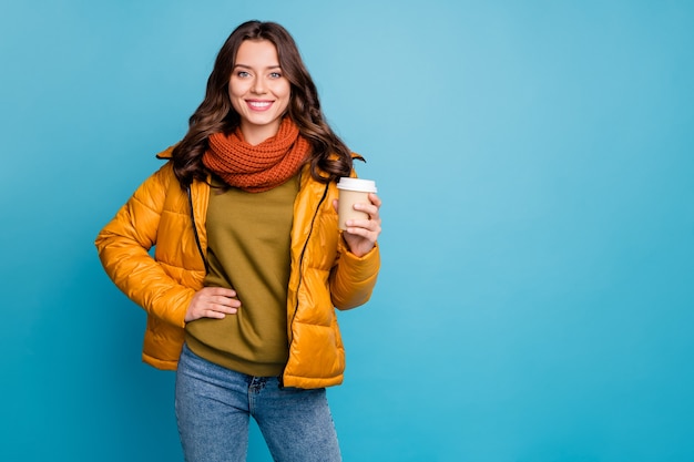 Bella signora che tiene il caffè caldo da asporto indossa una giacca a vento autunnale alla moda