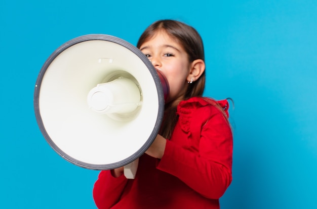 Photo pretty little girl happy expression and holding a megaphone