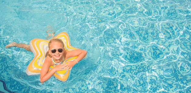 Bambina graziosa in piscina, vacanze estive.