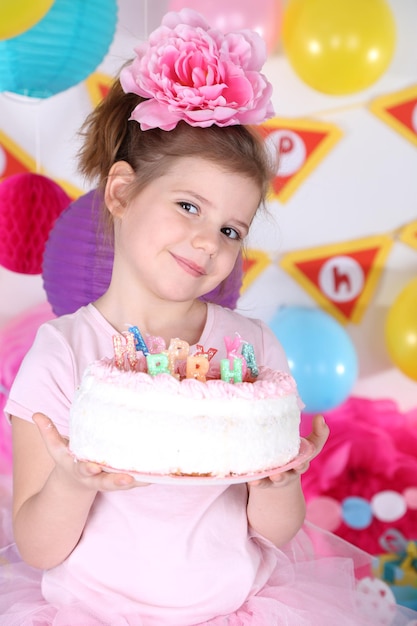 Photo pretty little girl with cake celebrate her birthday