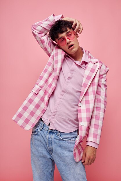예쁜 남자 유행 핑크 선글라스 재킷은 변경 되지 않은 고립 된 배경 포즈