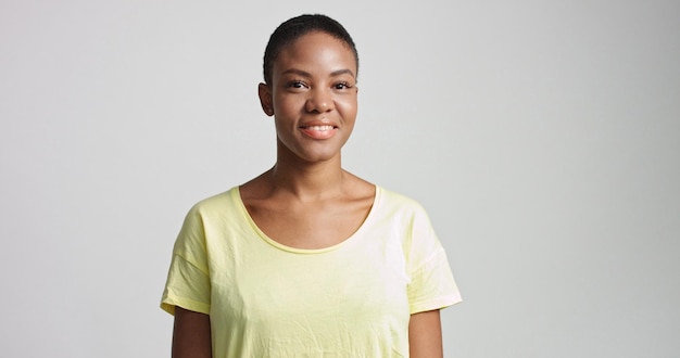 Photo pretty mixed race woman with short hair in studio shoot