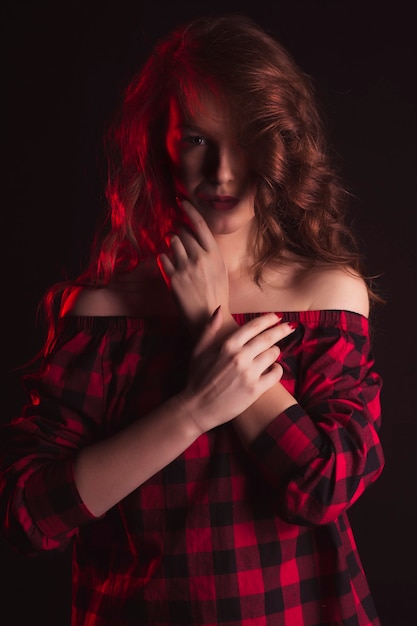 裸の肩と赤い影のかわいいモデル