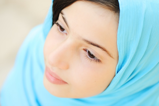 히잡과 예쁜 이슬람 아랍어 소녀