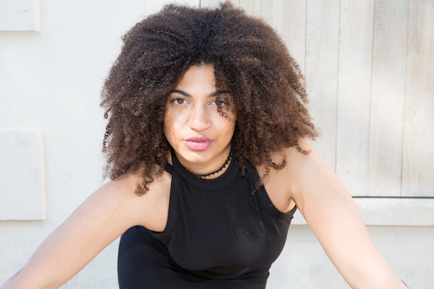 Photo pretty nice curly girl outdoor with black dress