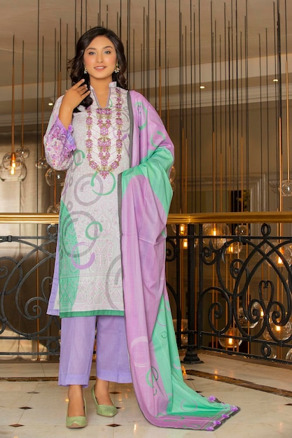 Красивая пакистанская девушка в традиционном платье для фотосессии