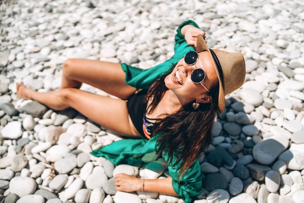 緑のパレオの海でビーチでリラックスできるかなりパンアジア旅行少女。