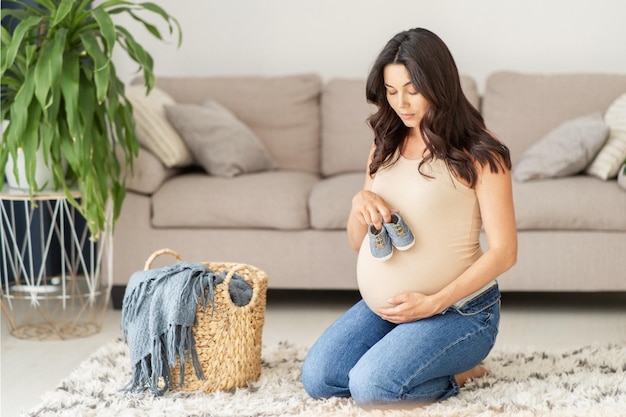 Фото Красивая беременная женщина дома.