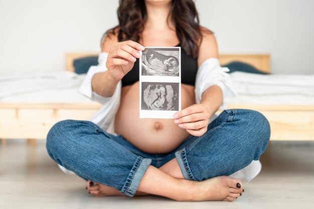 Foto una bella donna incinta a casa.