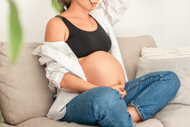 Foto una bella donna incinta a casa.