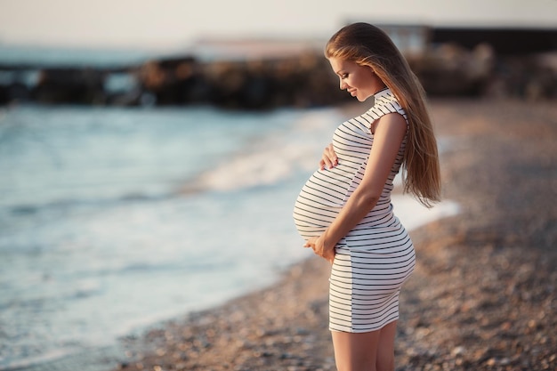 海の近くのかなり妊婦