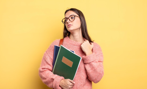 Bella studentessa che si sente stressata, ansiosa, stanca e frustrata