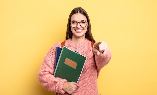 あなたを選んでカメラを指しているきれいな学生女性