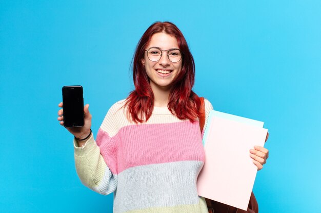 彼女のセル画面を表示しているきれいな学生女性