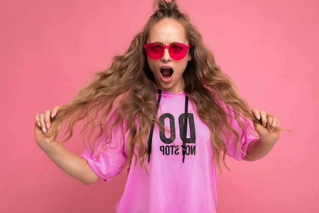 Photo pretty surprised positive young blonde curly woman