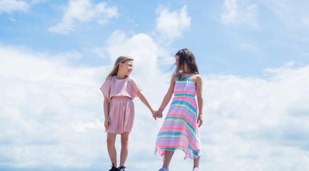 写真 ドレスファッションで長い髪のかわいい十代の少女