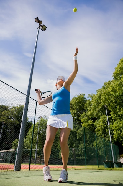 Foto bel tennista che sta per servire