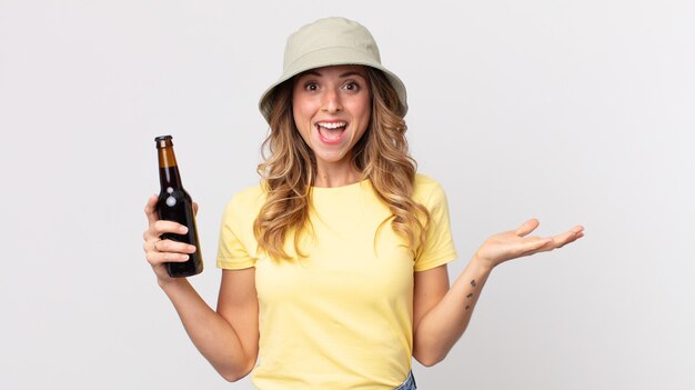 Photo pretty thin woman feeling happy and astonished at something unbelievable and holding a beer. summer concept