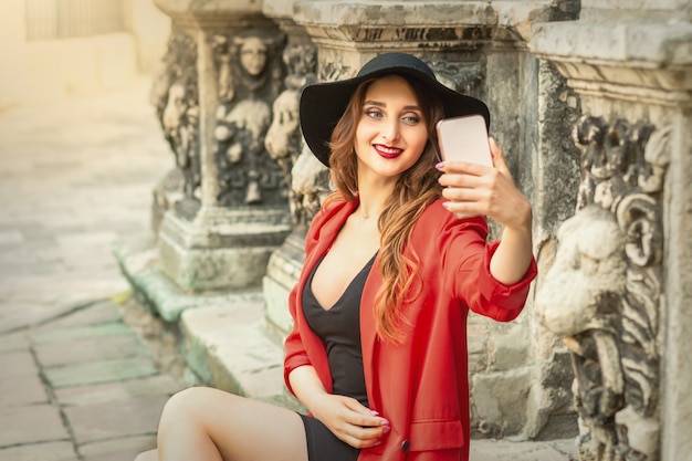 La donna abbastanza turistica sta prendendo un selfie