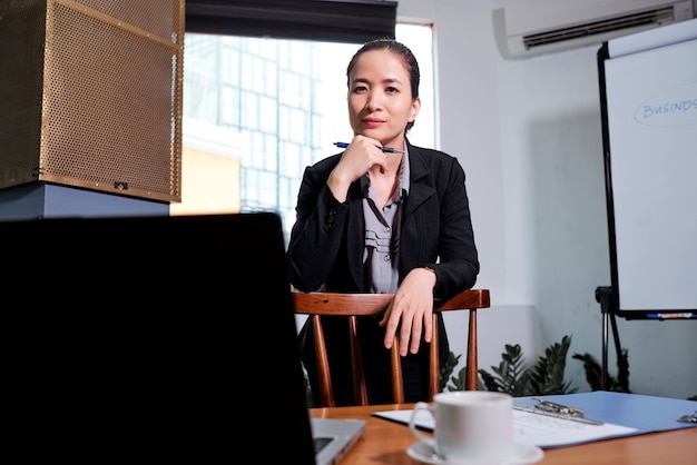 Pretty Vietnamese businesswoman