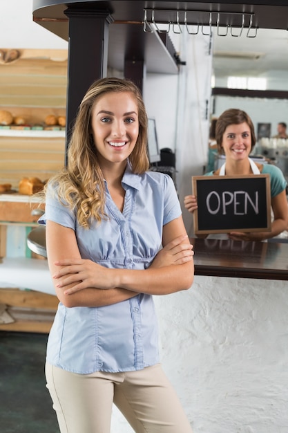 Foto cameriera e cliente graziosi che sorridono alla macchina fotografica