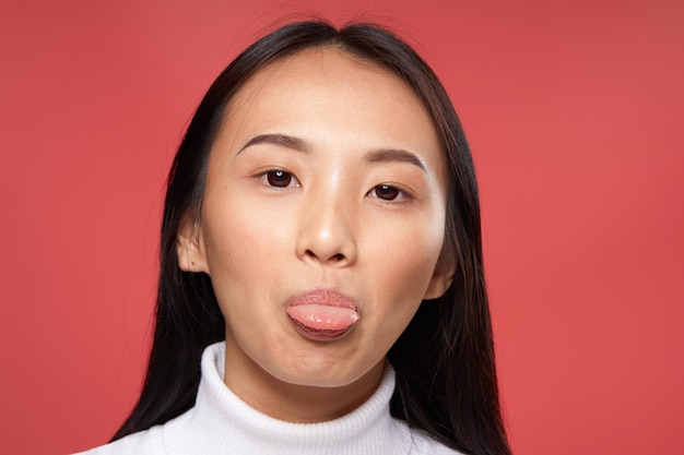 사진 예쁜 여자 아시아 외모  스웨터 감정 빨간 배경