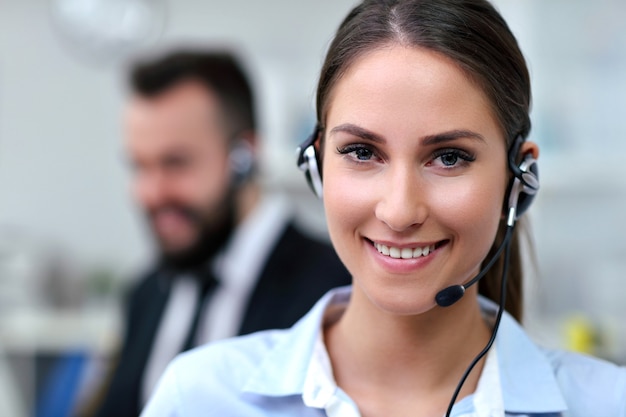 Bella donna nel call center