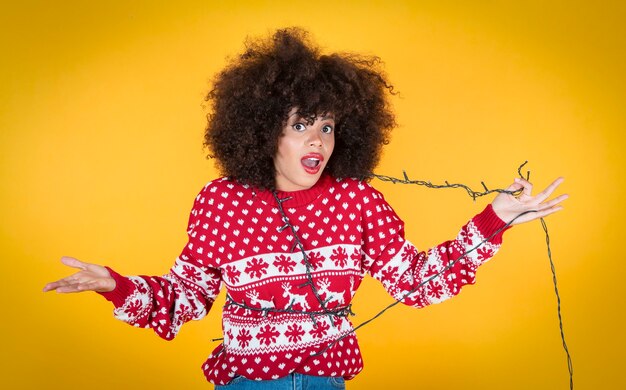 Bella donna all'albero di natale della decorazione di natale