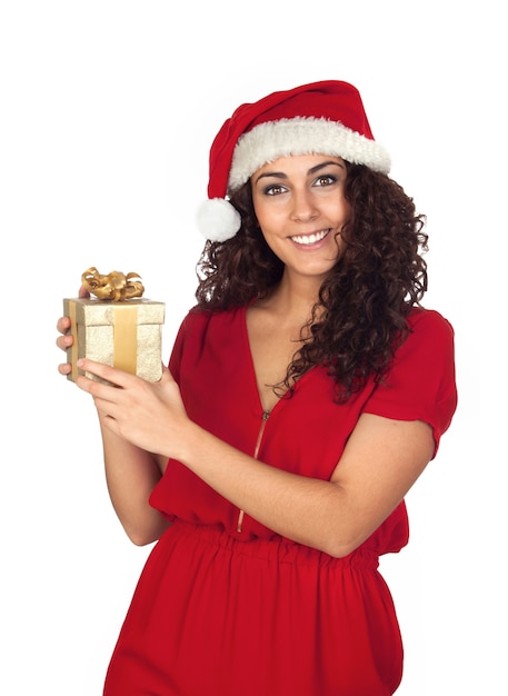 白い背景に置かれた贈り物とクリスマスのかわいい女性