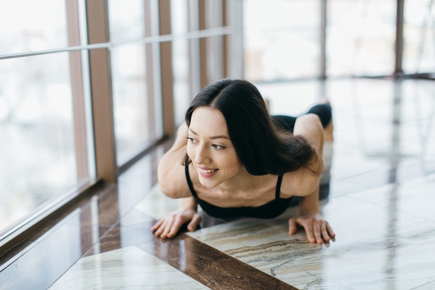 Photo pretty woman doing push-ups